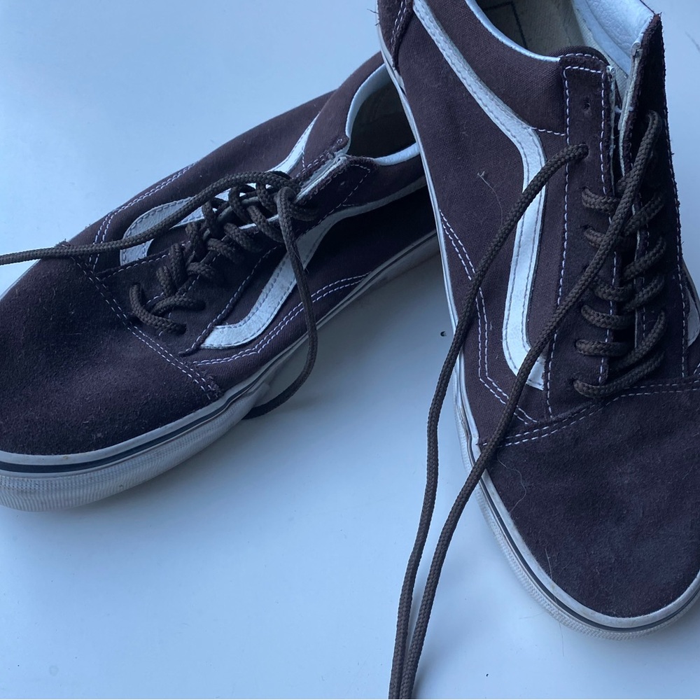 Brown old school men’s vans.